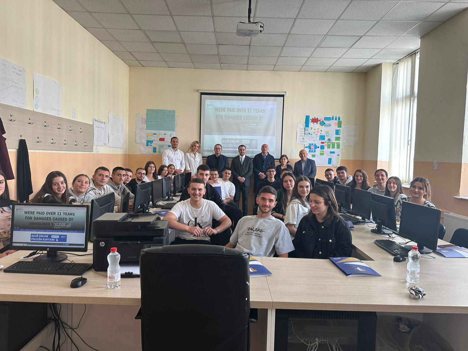 Drejtori BKS-së mban një prezantim para nxënëseve të shkollës Hasan Prishtina në Mitrovicë